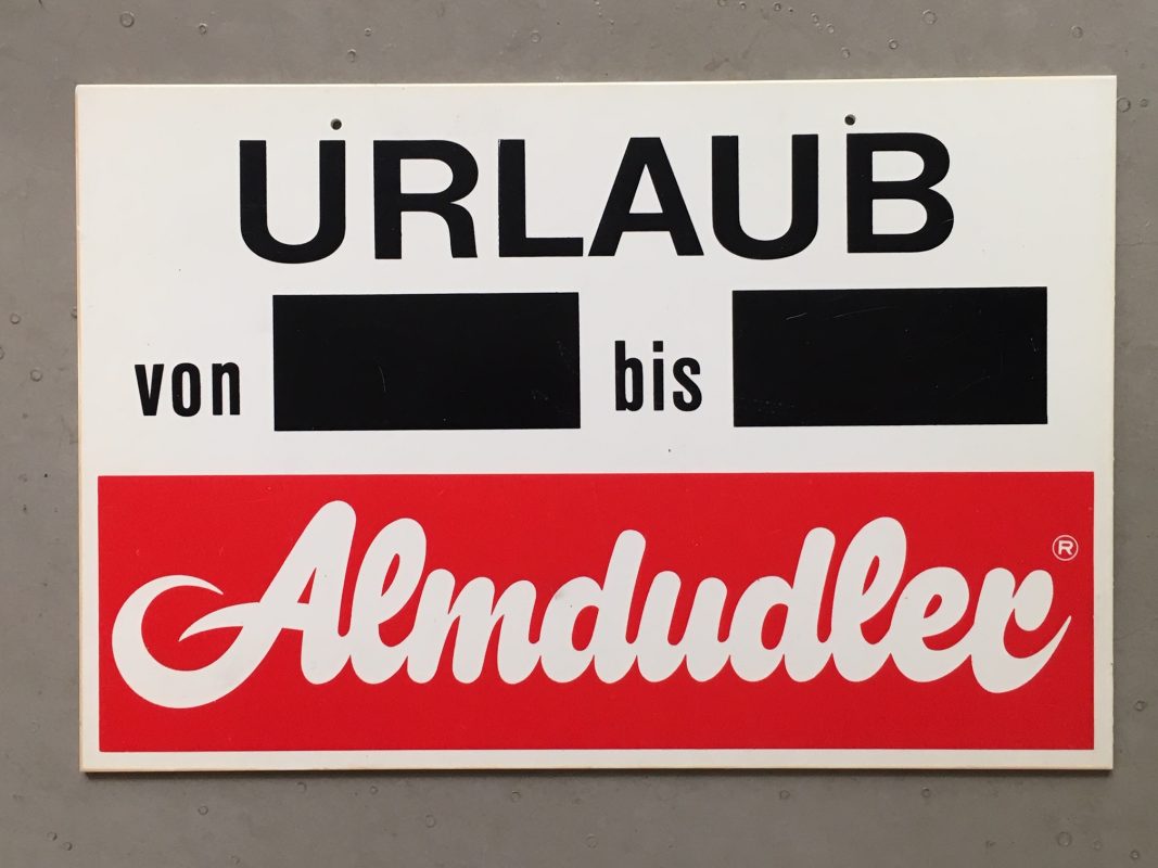 Almdudler Schild „Urlaub von bis" - Dudlerei