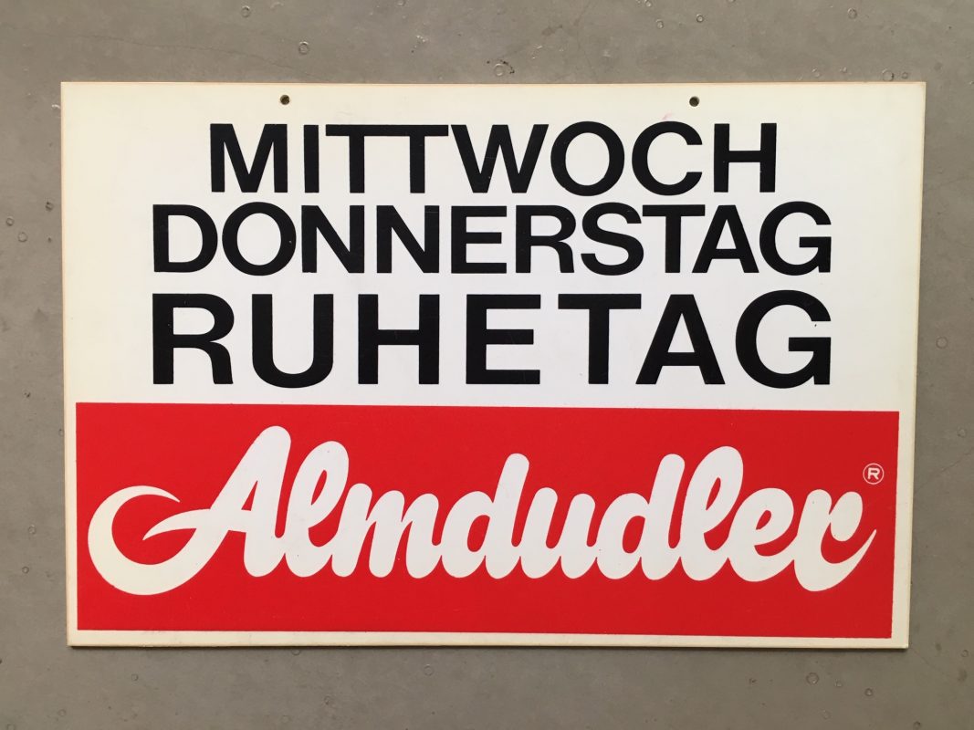 Almdudler Schild „Mittwoch Donnerstag Ruhetag" - Dudlerei